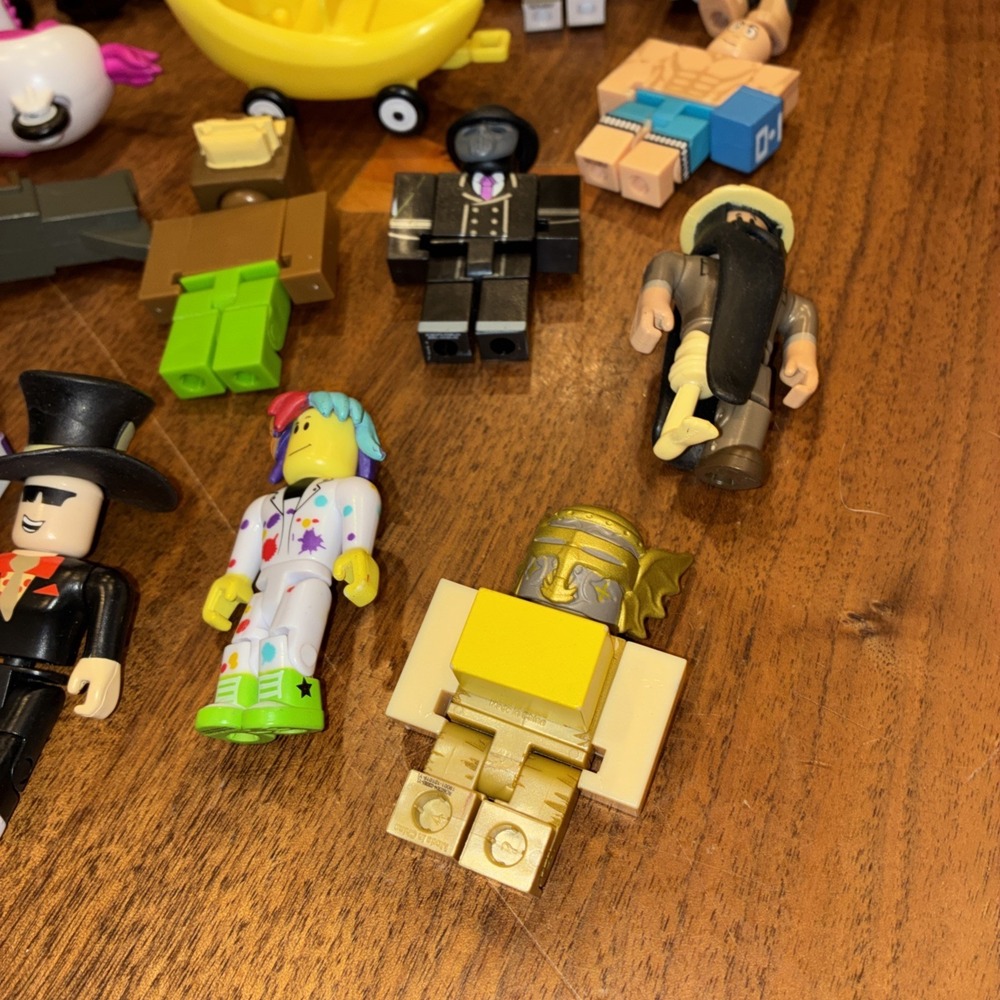 Roblox Mixed Lot of 23 Figures & Accessories Used as Shown - Picture 3 of 5